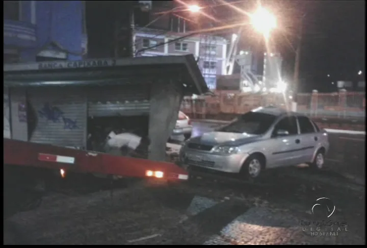 Motorista perde o controle do veículo e arrasta banca de revistas por quase dois metros em Vitória