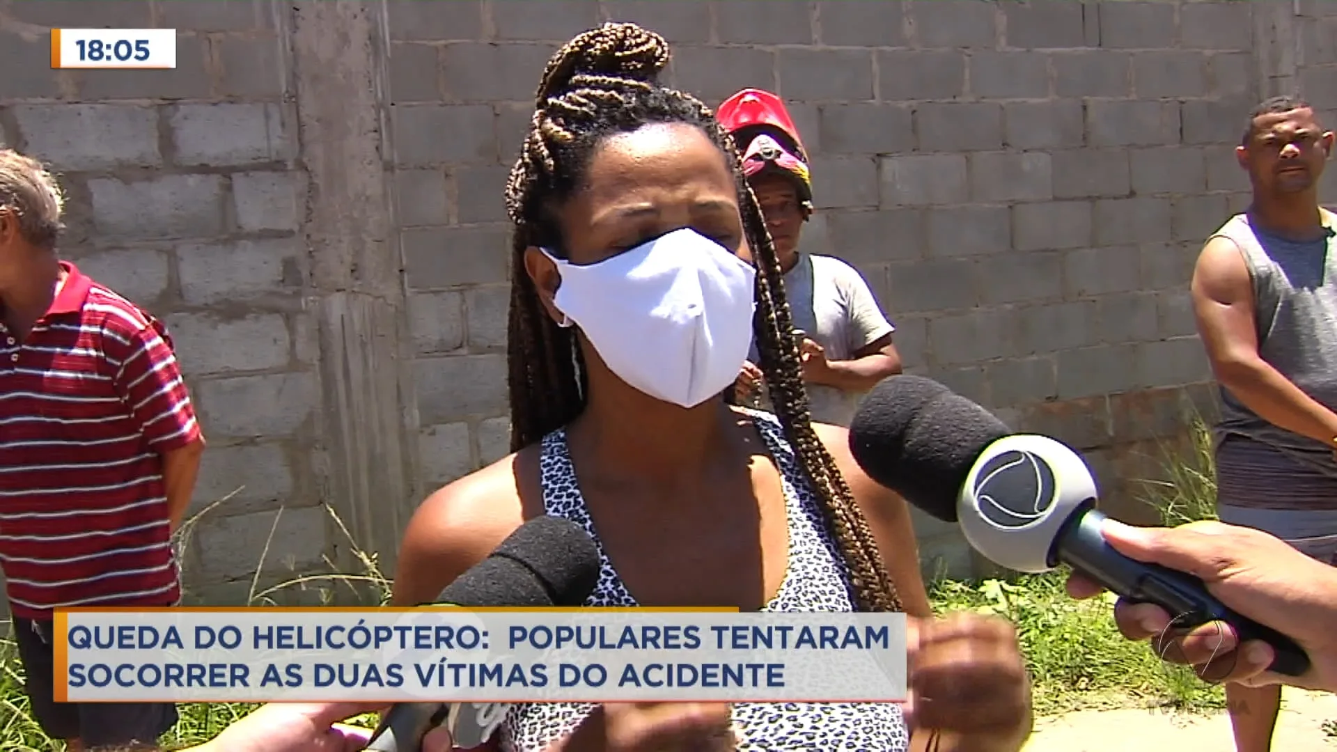 Helicóptero cai em Vila Velha e populares tentam ajudar vítimas