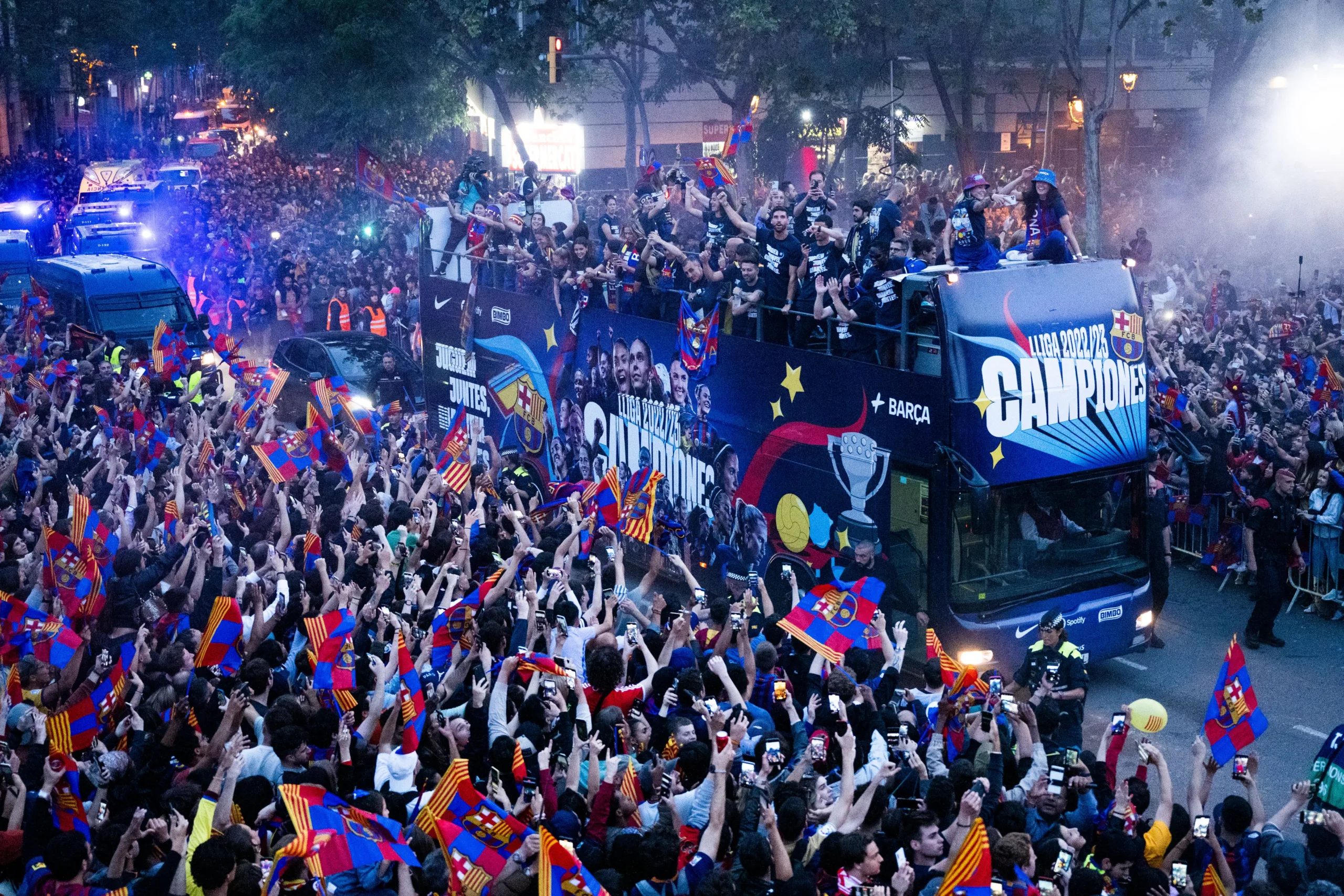 Cerca de 80 mil torcedores festejam pelas ruas de Barcelona os títulos masculino e feminino