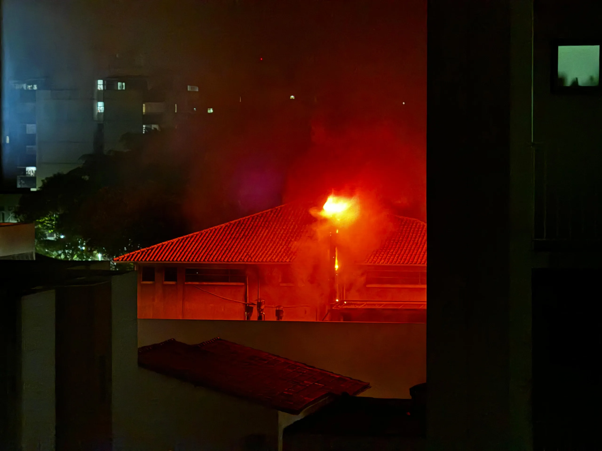 VÍDEO | Princípio de incêndio em churrascaria assusta clientes e vizinhos em Jardim Camburi