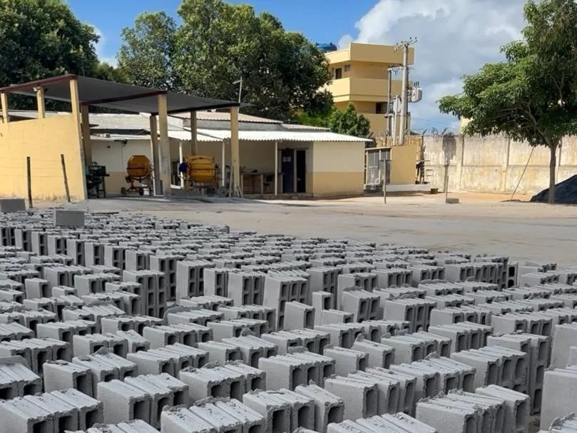 Fábrica em presídio de Linhares produz mil blocos de concreto por dia