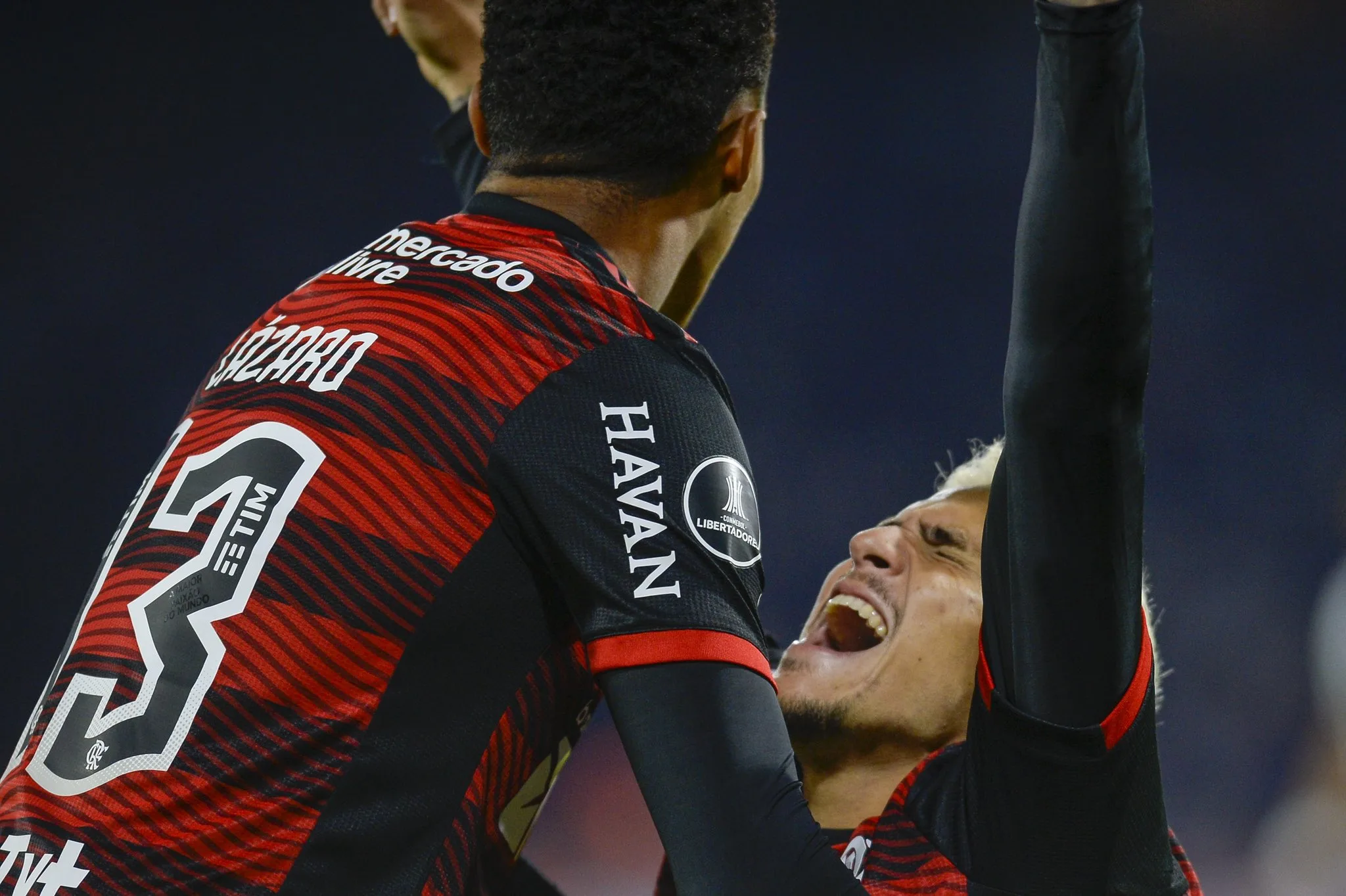 Flamengo volta a sofrer gol contra, mas busca empate com o Talleres na Argentina