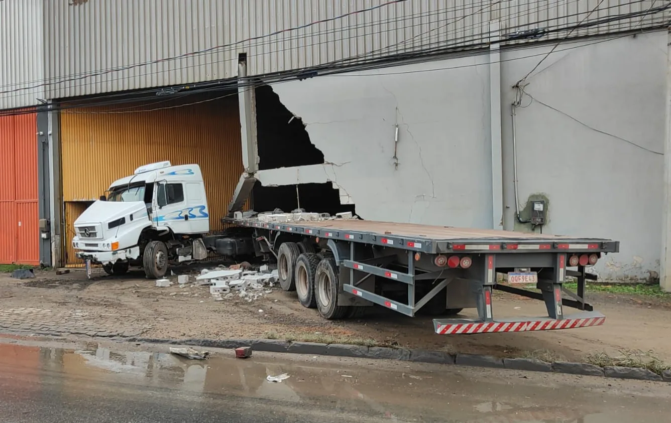 Carreta invade galpão de empresa às margens da BR-101 em Cariacica