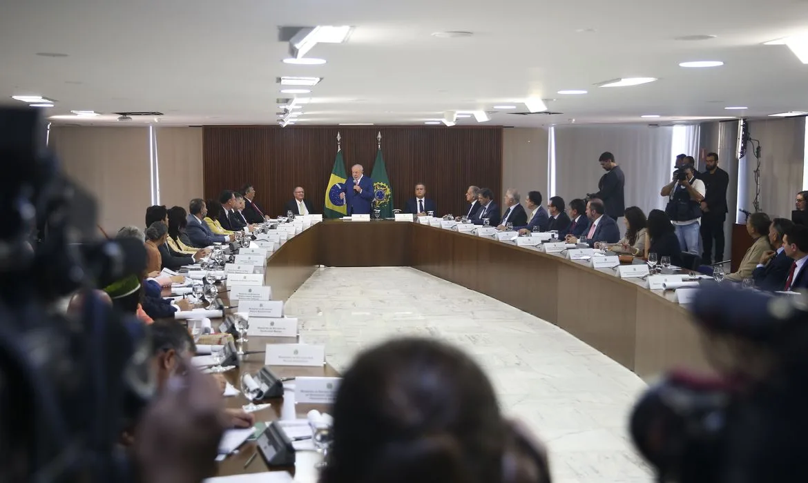 O presidente Luiz Inácio Lula da Silva coordena a primeira reunião ministerial de seu governo, no Palácio do Planalto