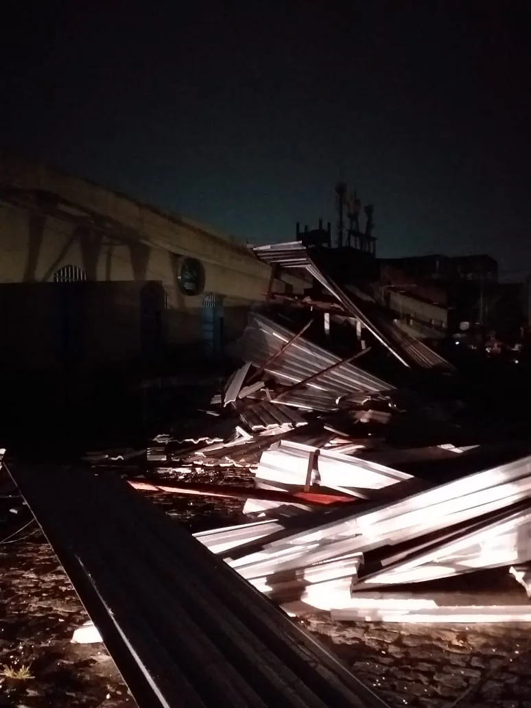 Ventania derruba poste e moradores ficam sem energia em Vila Velha