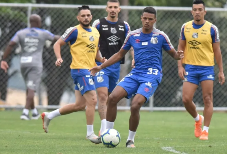 Elenco do Santos treina no CT do Cruzeiro e folga na terça-feira