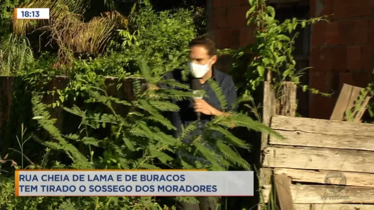 Rua cheia de lama e buracos revolta moradores