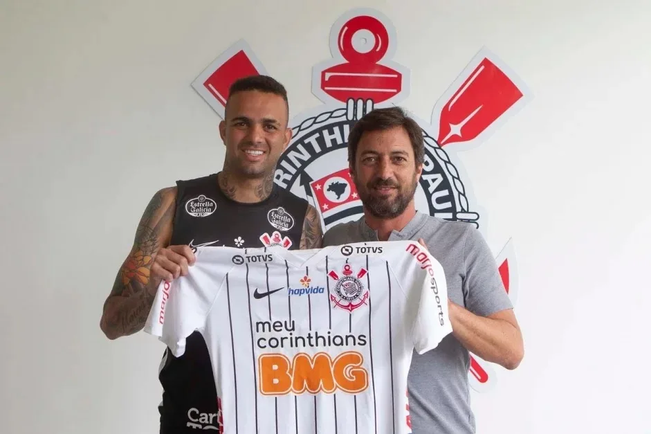 Regularizado, Luan assina contrato de 4 anos com Corinthians: 'Sonho realizado'