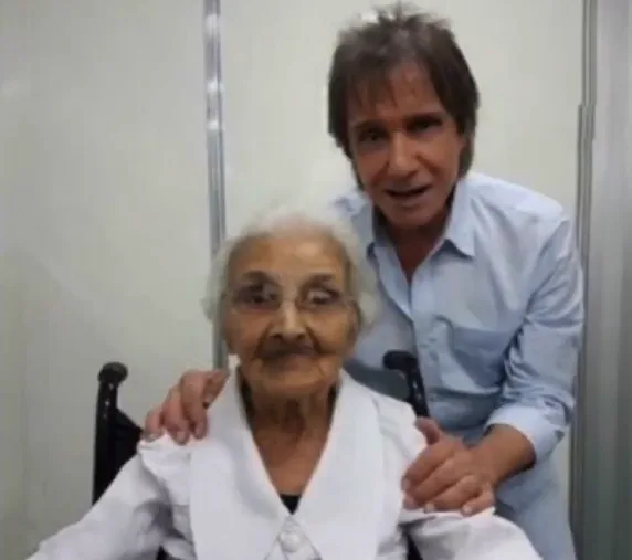 Roberto Carlos homenageia irmã Fausta após morte da religiosa aos 98 anos