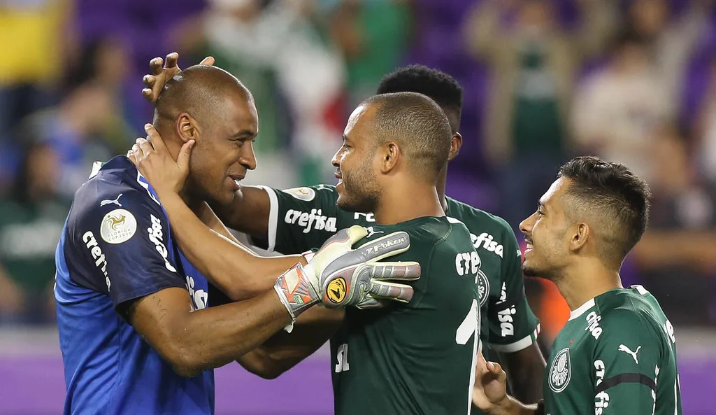 O goleiro Jailson e o jogador Mayke (D), da SE Palmeiras, em jogo contra a equipe do C Atlético Nacional SA, durante partida válida pela Flórida Cup, no Orlando City Stadium.