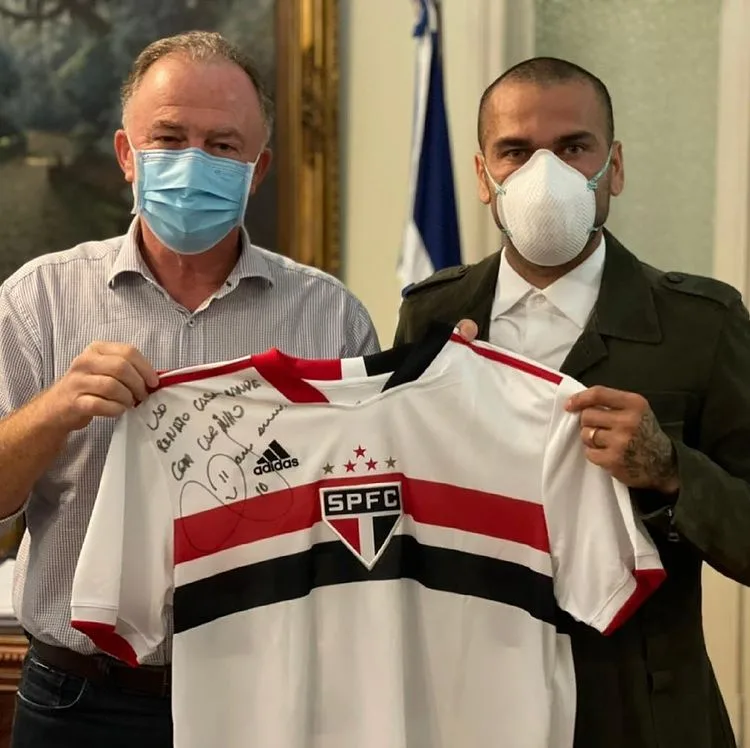 Daniel Alves faz visita surpresa ao ES e presenteia Casagrande com camisa autografada