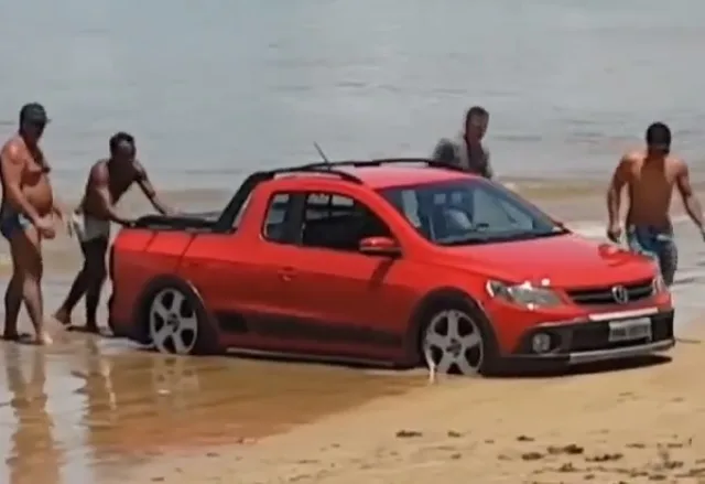 Carro de turistas de Minas Gerais fica atolado em areia de praia em Guarapari