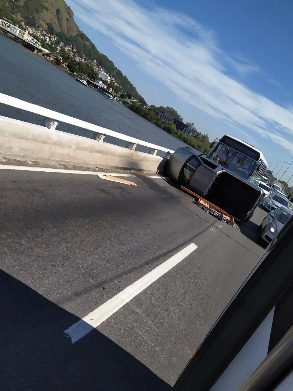 Motorista passa mal e carro capota na Segunda Ponte