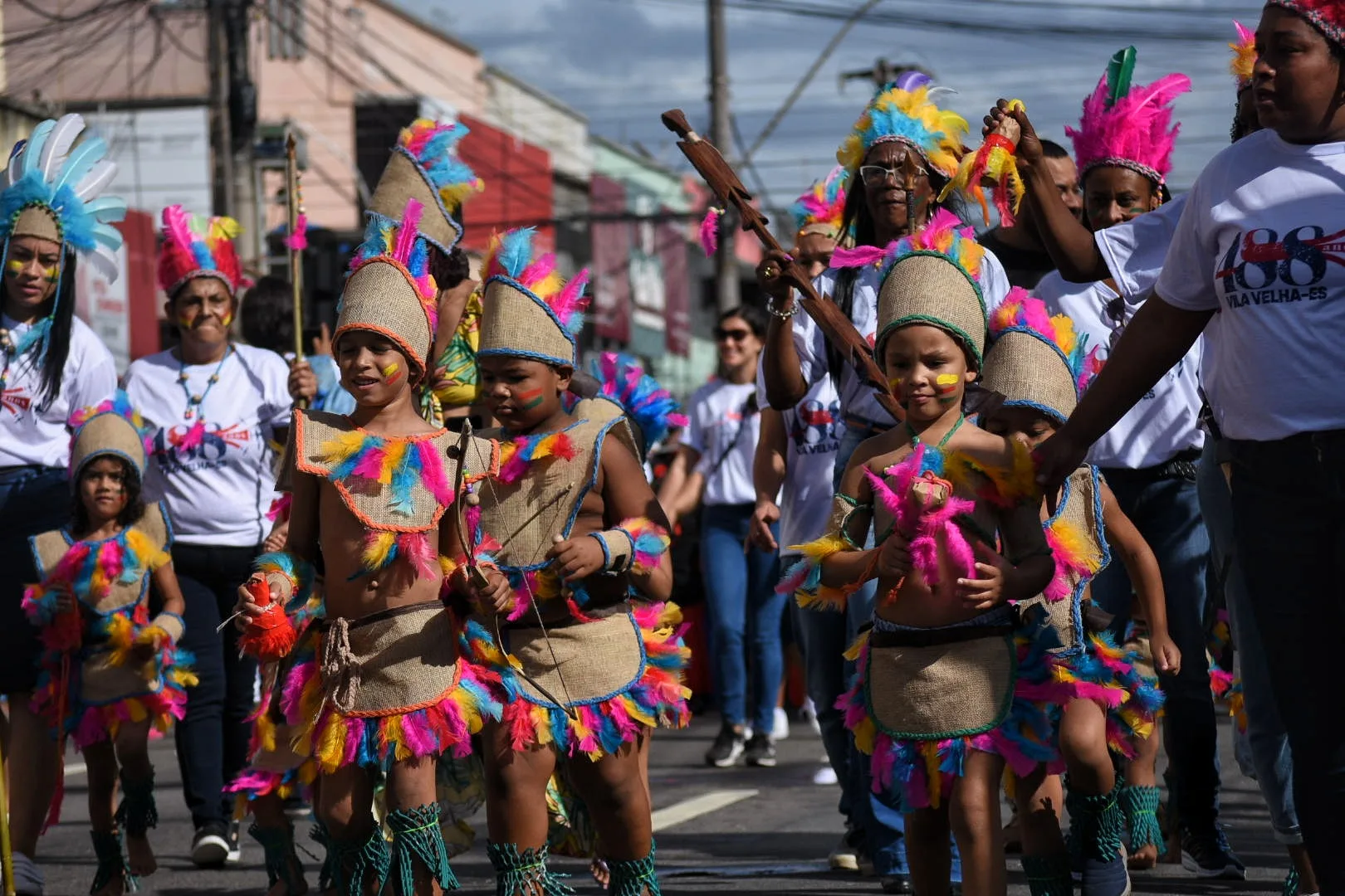 Desfile em Vila Velha atrai multidão e ressalta a identidade da cidade