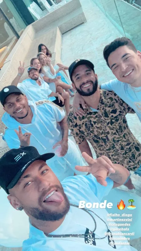 Após trocar carinhos em iate, Neymar posta foto com possível affair em Ibiza