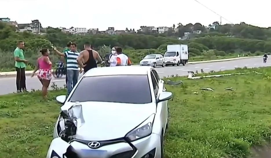 Motorista não consegue desviar de obra e vai parar no canteiro central da rodovia Leste-Oeste