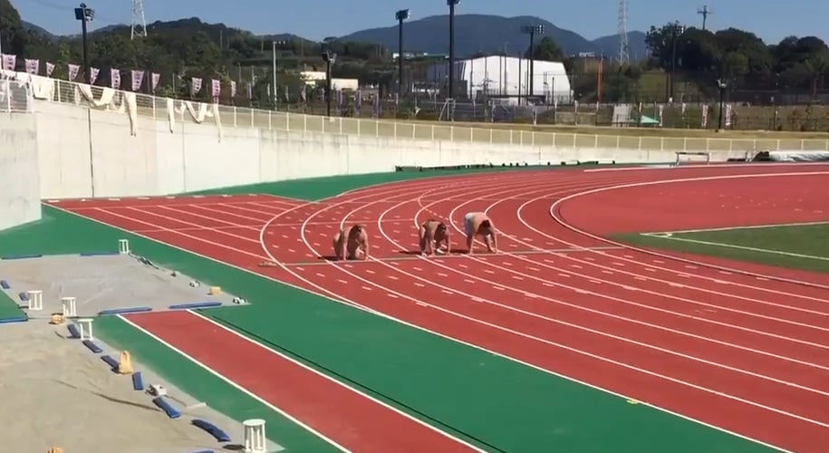 Lutadores de sumô apostam corrida e vídeo viraliza nas redes sociais. Assista!