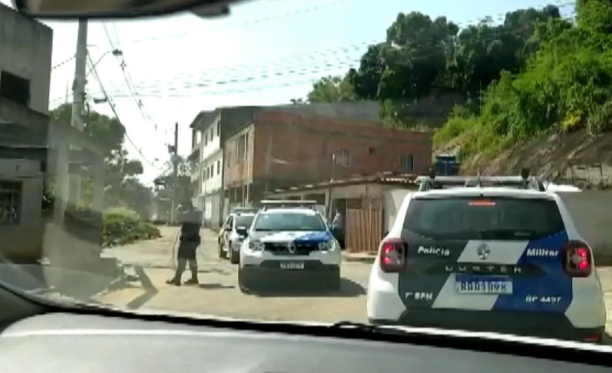 Suspeitos fogem para manguezal após assaltarem uma loja de roupas de surfe em Cariacica