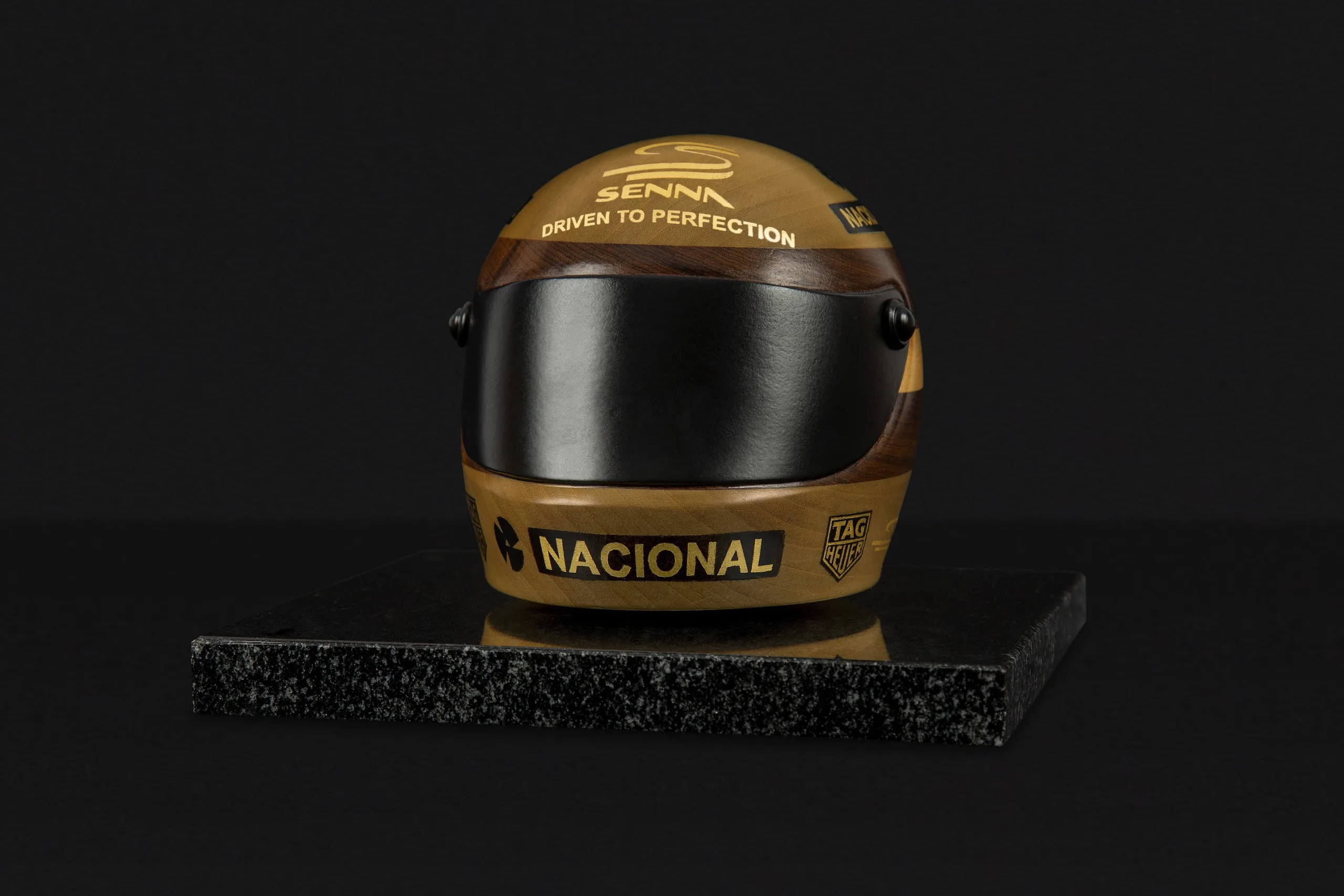 Artista lança capacete de Ayrton Senna esculpido em madeira