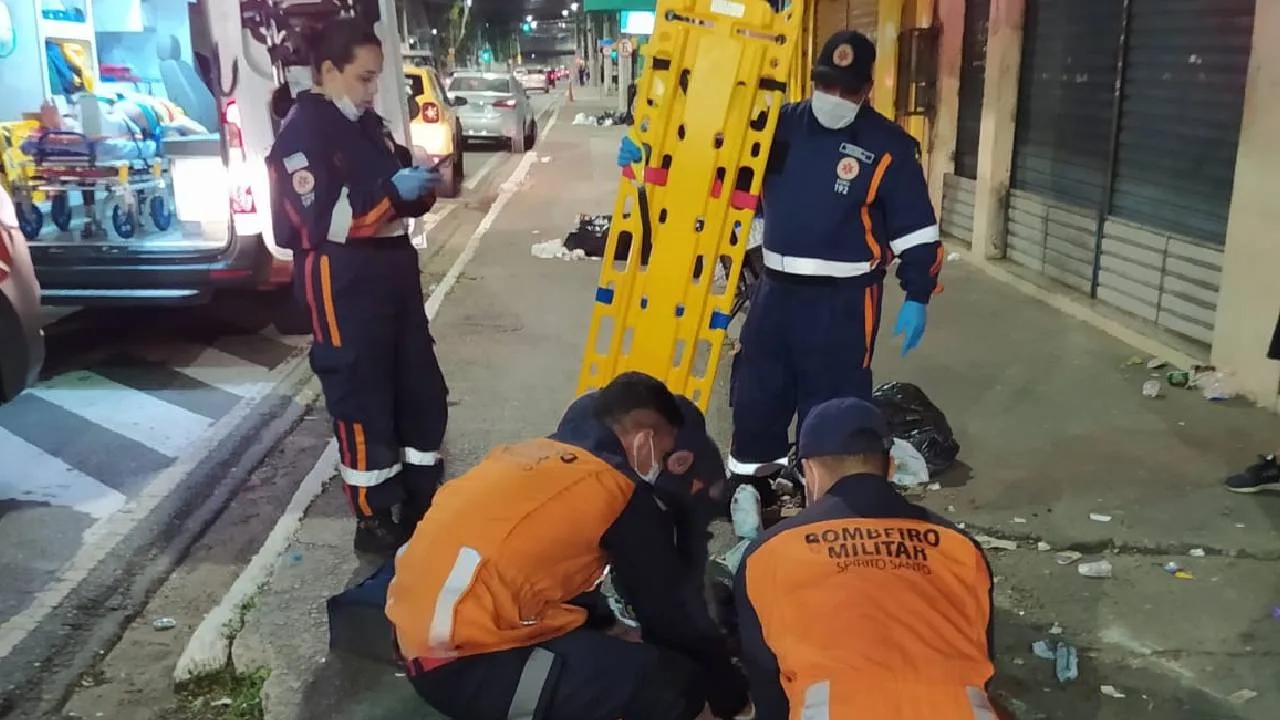 Carro e moto batem no Centro de Vitória e grávida é atingida na calçada