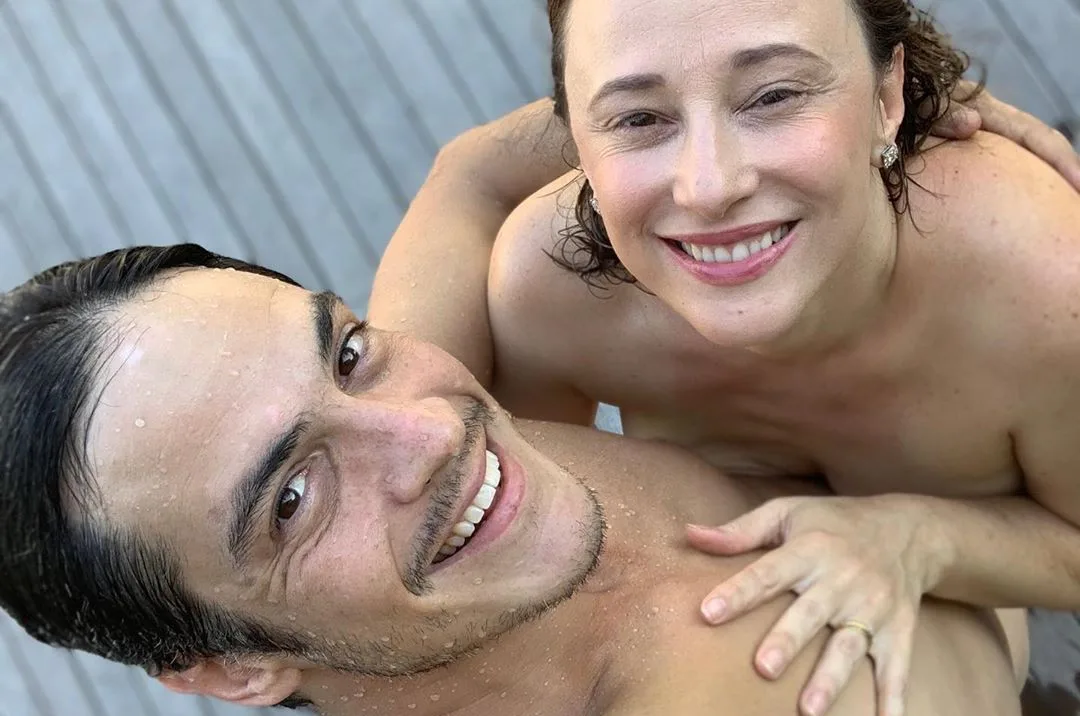 Ator Mateus Solano e Paula Braun posam nus em clique da virada de ano