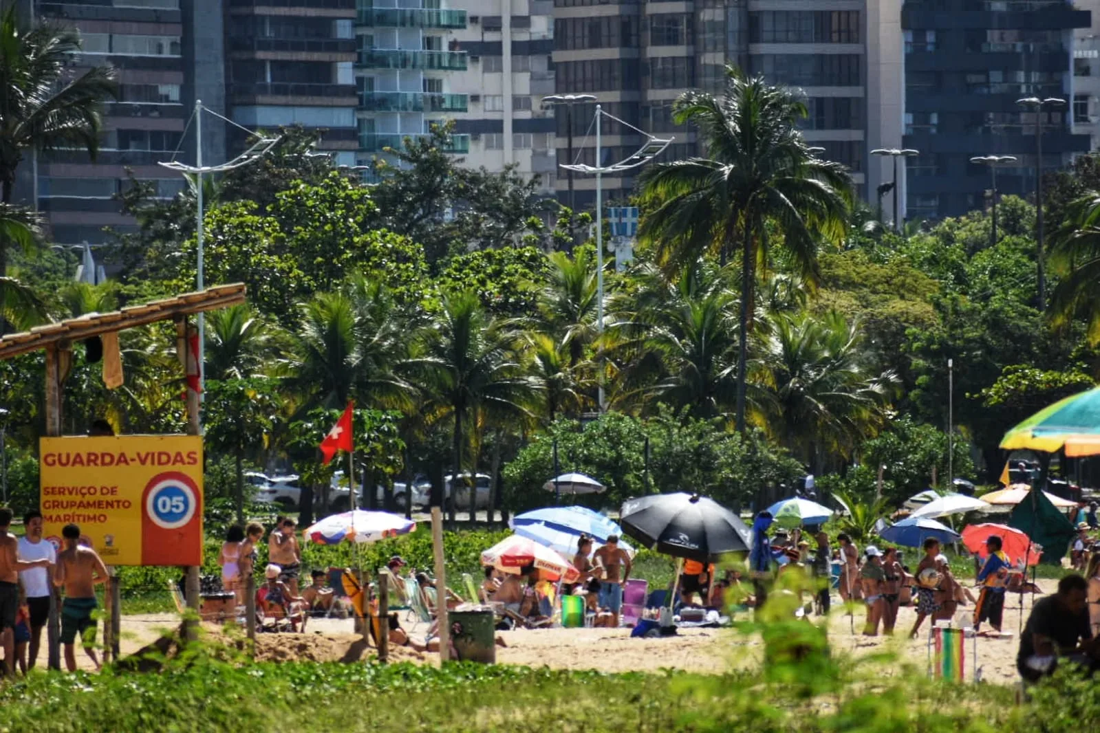 Feriado movimenta praias, praças e parques de Vitória