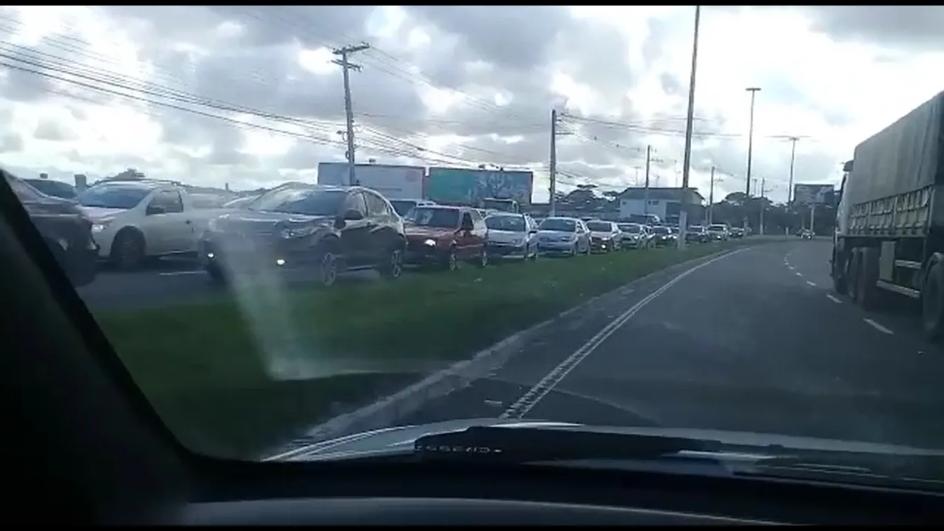 Motorista foge após colidir contra motocicleta em Vila Velha