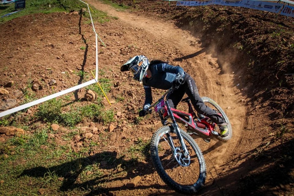 Nara Faria conquista 1ª etapa da Liga Capixaba de Downhill em Brejetuba