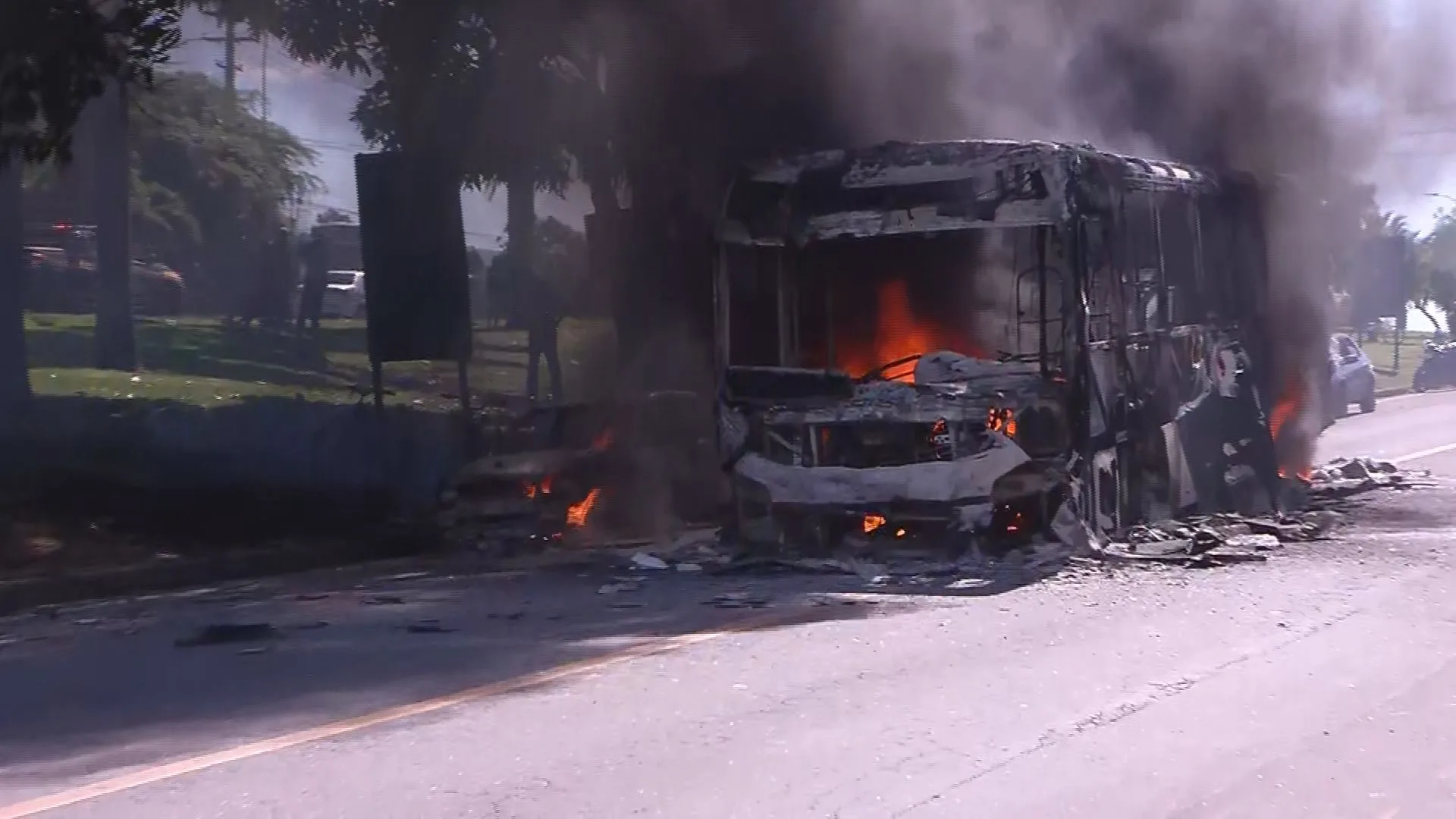 VÍDEO | Criminosos ateiam fogo em ônibus e dois carros ficam completamente destruídos na Serra