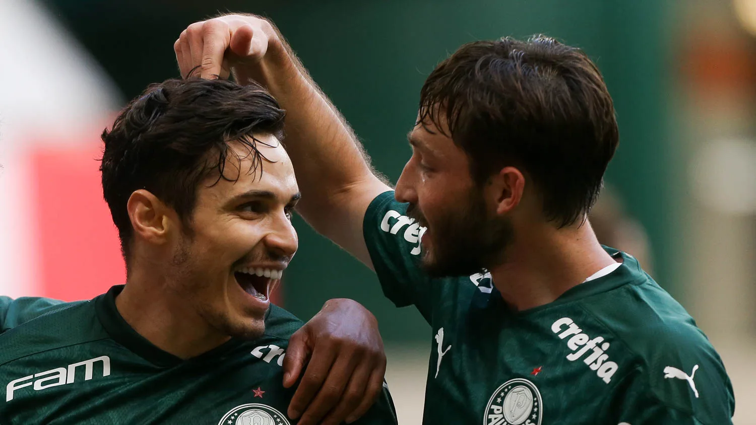 O jogador Raphael Veiga, da SE Palmeiras, comemora seu gol contra a equipe do C Atlético Mineiro, durante partida válida pela décima nona rodada, do Campeonato Brasileiro, Série A, na arena Allianz Parque. (Foto: Cesar Greco)