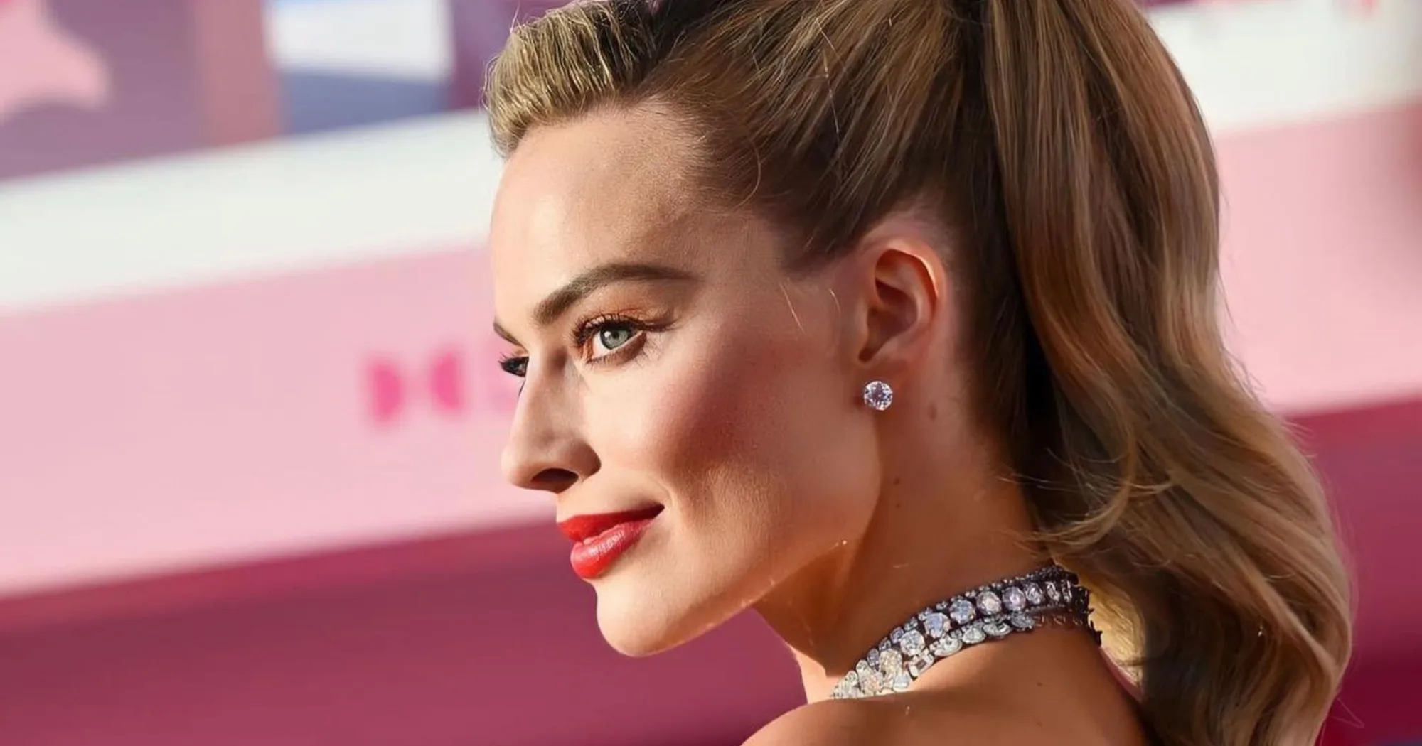 Margot Robbie usa perfumes para entrar em personagens; saiba tudo sobre fragrâncias de Arlequina e Barbie