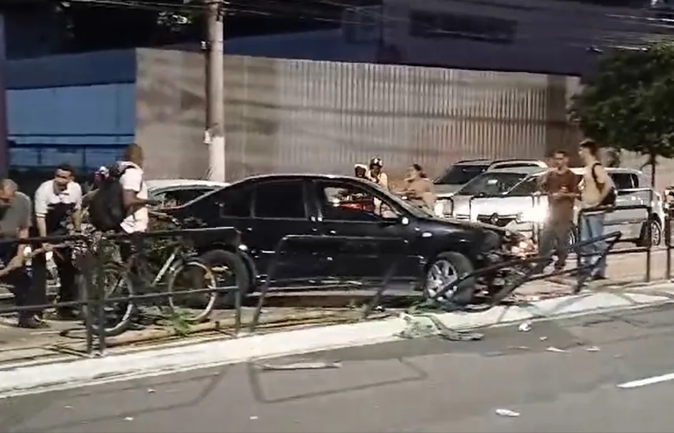 Motorista perde controle da direção e carro vai parar no meio de ciclovia em Vitória