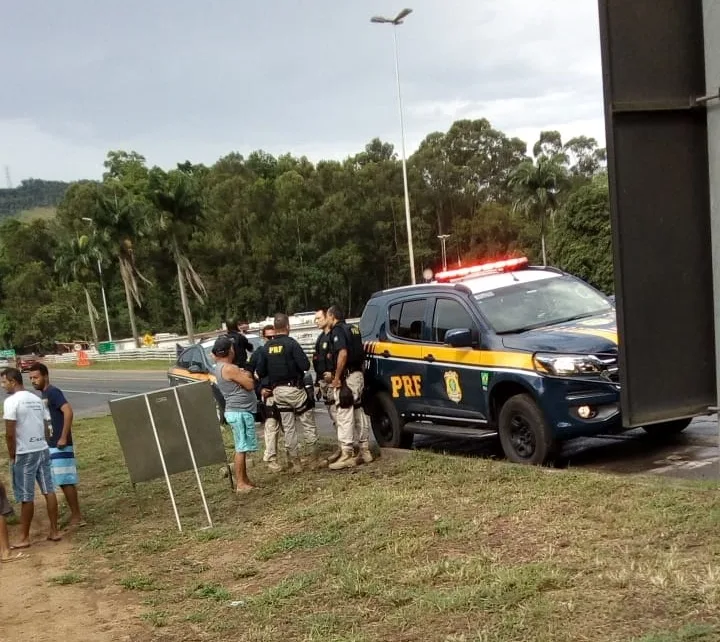 Caminhoneiros fazem manifestação na BR 101 em Viana