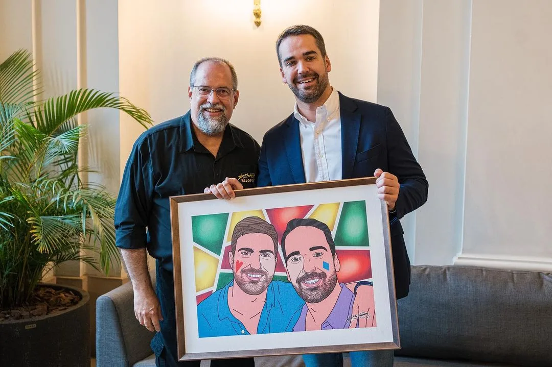 Eduardo Leite ganha quadro de foto com namorado capixaba: "Futuro presidente"