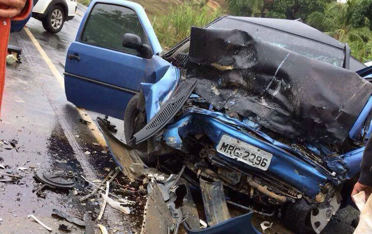 Motoristas ficam presos às ferragens após grave acidente em Barra de São Francisco