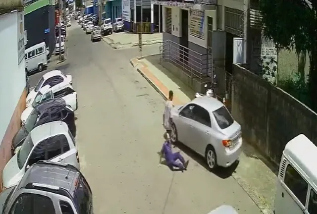 VÍDEO | Comerciante tem carro roubado e quase é atropelado pelos criminosos na Serra