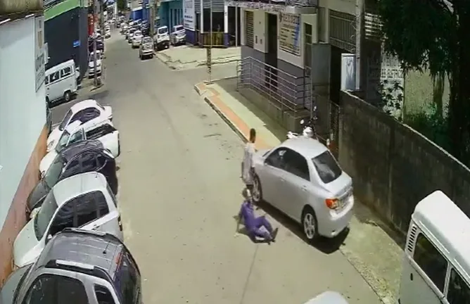 VÍDEO | Comerciante tem carro roubado e quase é atropelado pelos criminosos na Serra