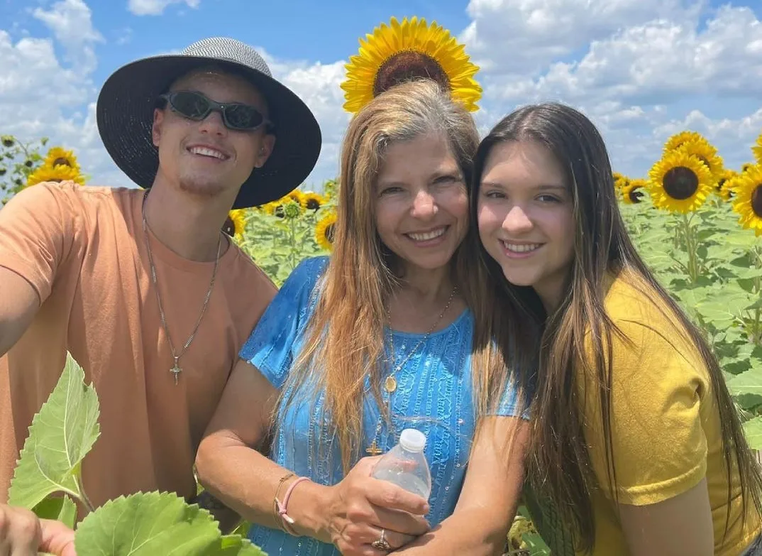 Viúva de Gugu Liberato, Rose Miriam celebra namoro da filha: 'Lindo casal'