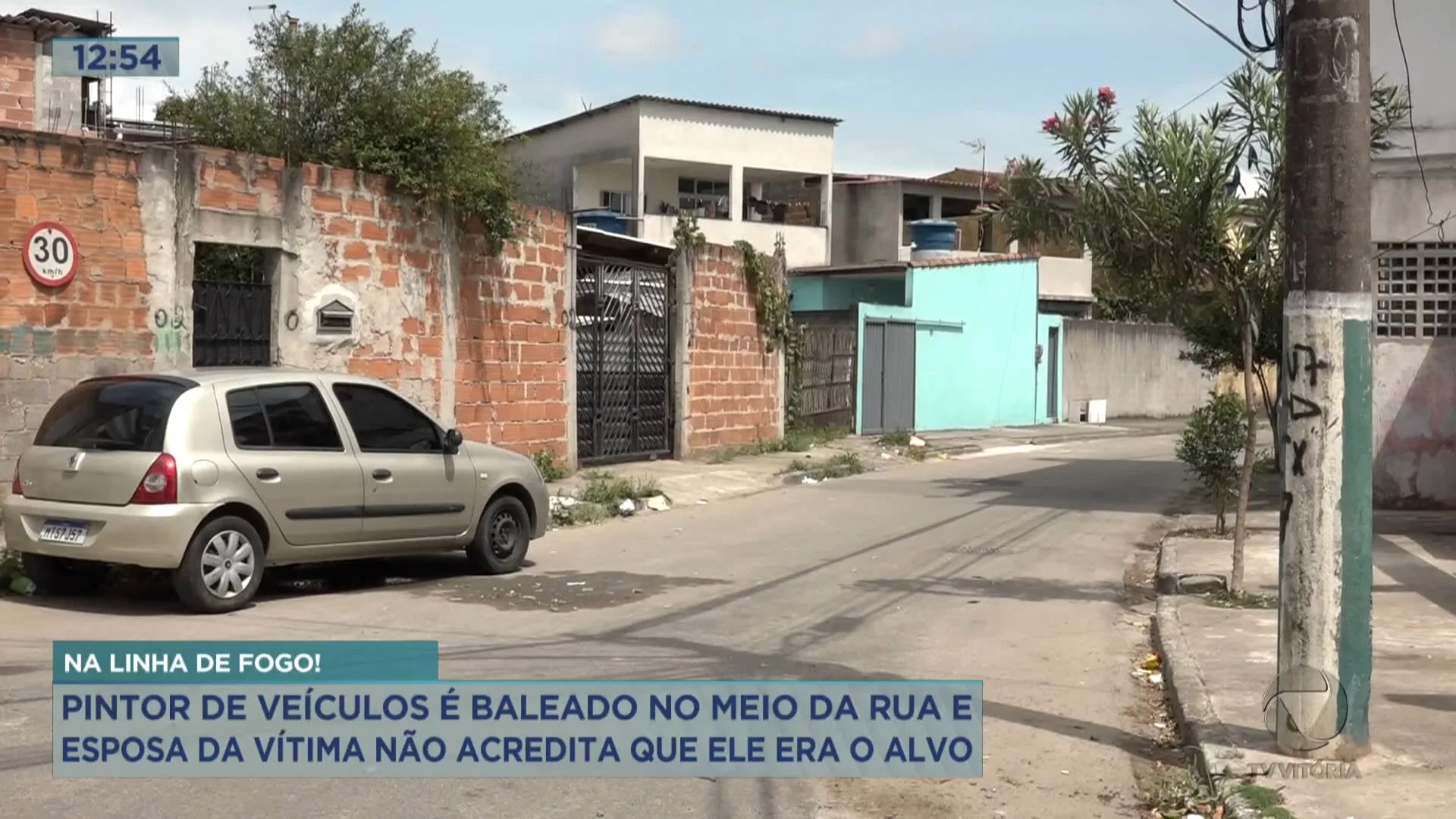 Homem é alvejado com dois tiros no meio da rua