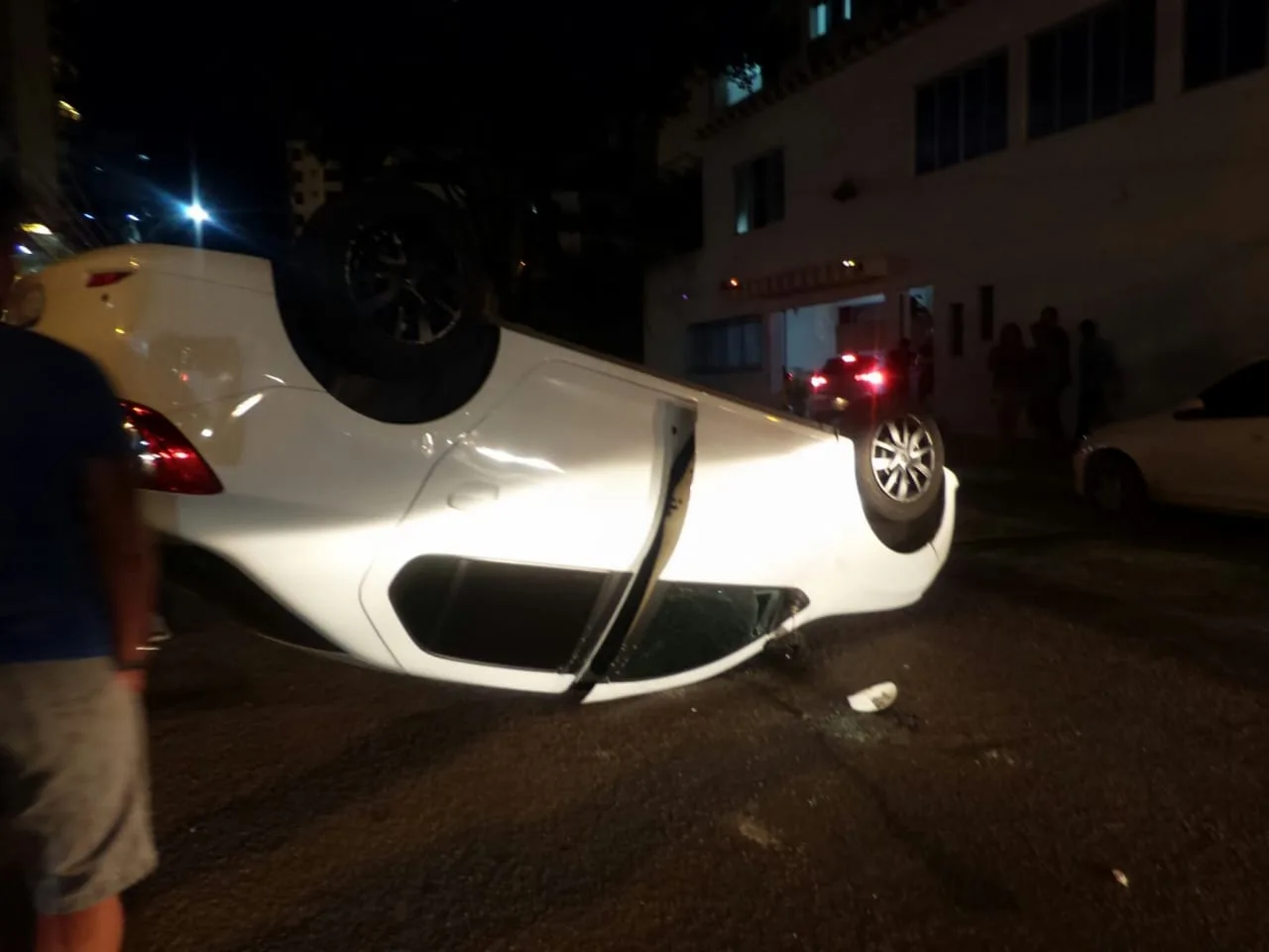 Carro de aplicativo se envolve em acidente e capota na Praia da Costa