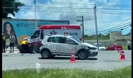 Ambulância bate em dois veículos no bairro Parque Residencial Laranjeiras, na Serra