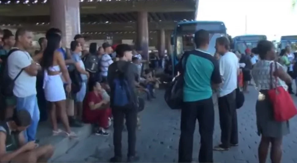 "Queremos trabalhar": passageiros se revoltam com falta de ônibus em terminais de Cariacica