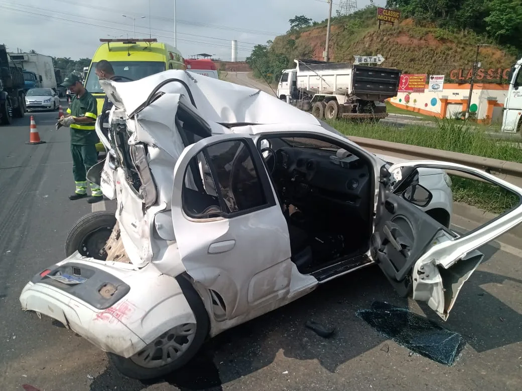 Acidente entre carro e caminhão deixa uma pessoa ferida na Rodovia do Contorno em Cariacica