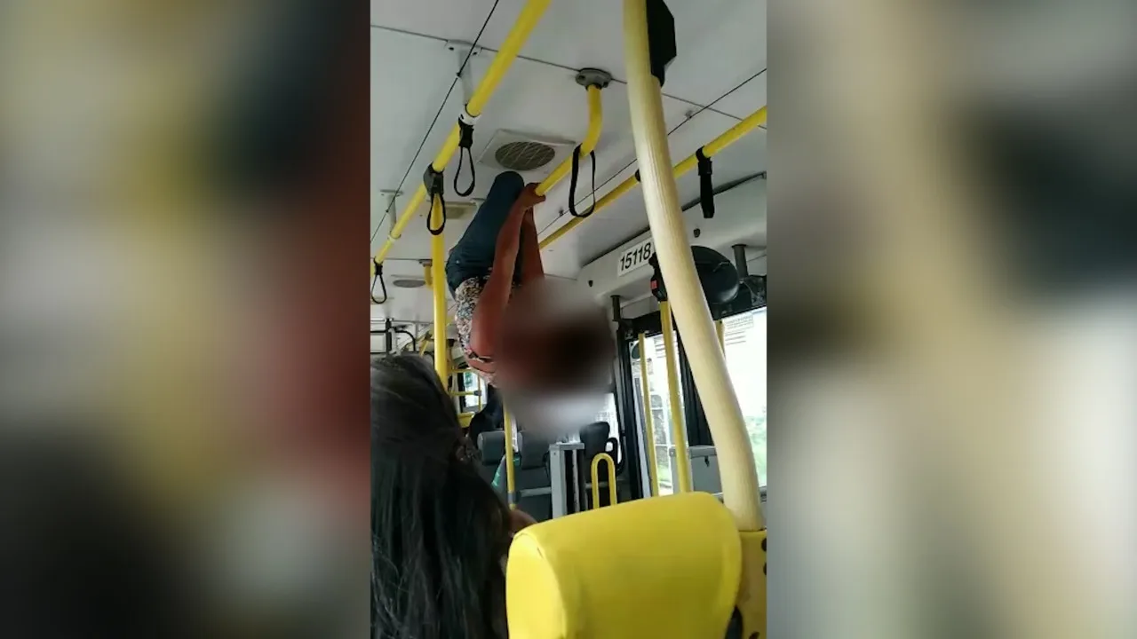 Mulher fica pendurada dentro de Transcol em movimento na Serra