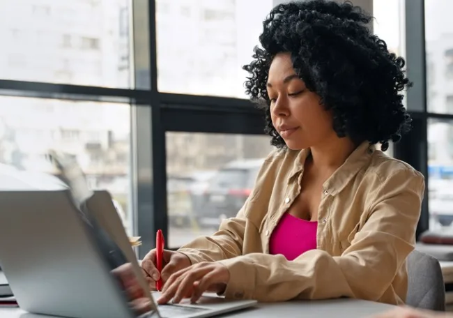 ES abre 10 mil vagas em cursos on-line de graça só para mulheres