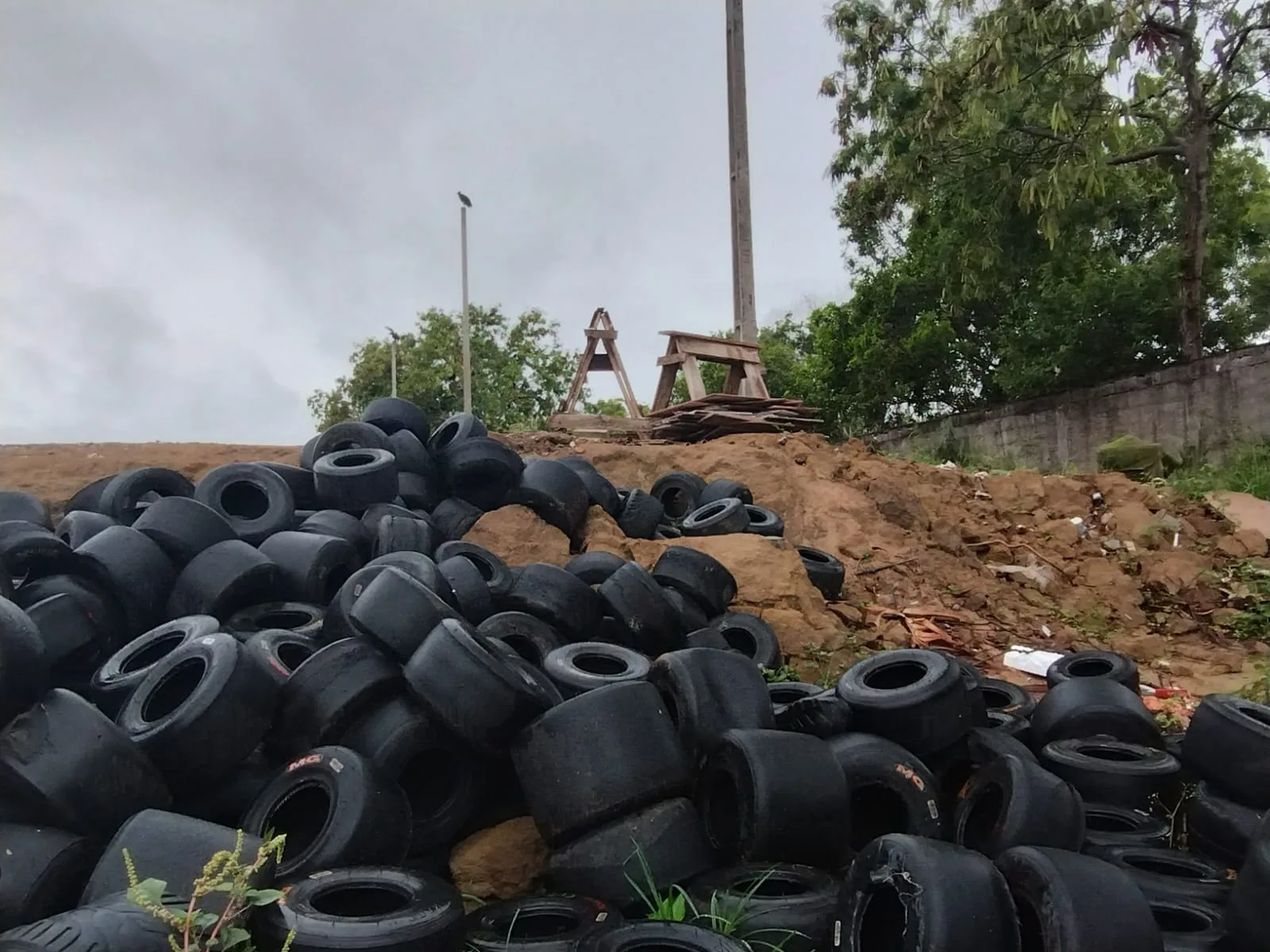 Descarte irregular de pneus é encontrado em Jacaraípe, na Serra