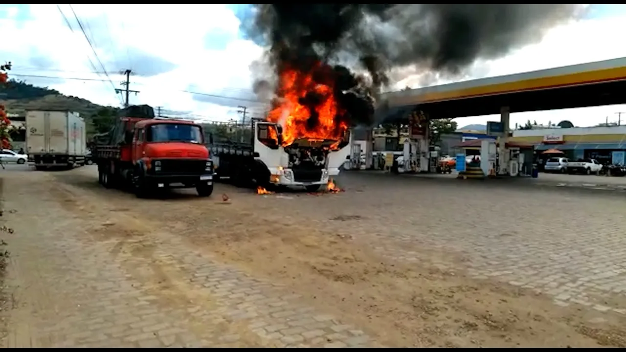 VÍDEO | Caminhão estacionado em posto de combustíveis pega fogo no Sul do ES