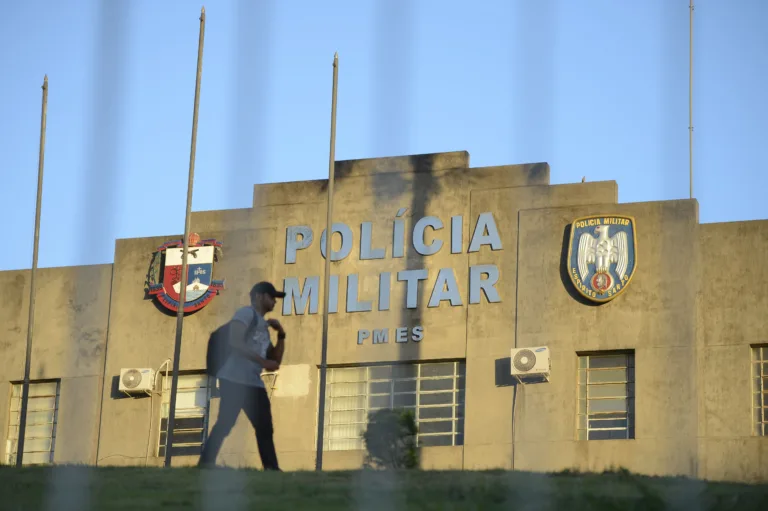 Vitória (ES) – Mulheres e familiares de policiais permanecem na saída do Comando Geral da Polícia Militar de Vitória e impedem a saída dos militares (Tânia Rêgo/Agência Brasil)