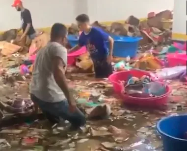 VÍDEO| Após fortes chuvas, loja de brinquedos perde todo o estoque de Natal