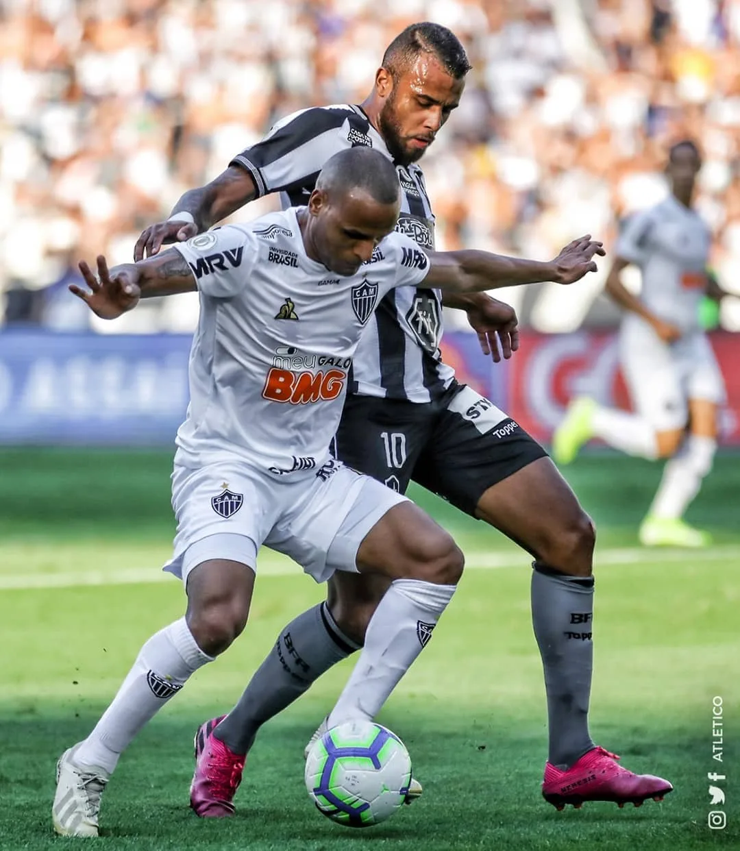 Jogadores do Botafogo agradecem apoio da torcida e festejam vitória